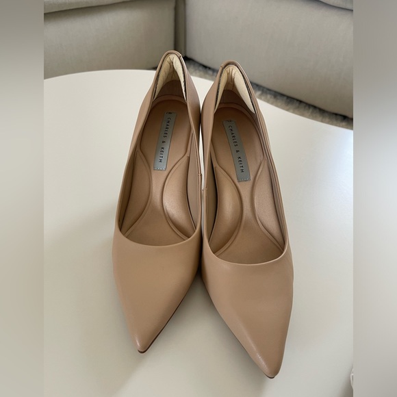 ❌SOLD❌ Charles & Keith point toe casual heels 👠 - Picture 6 of 7